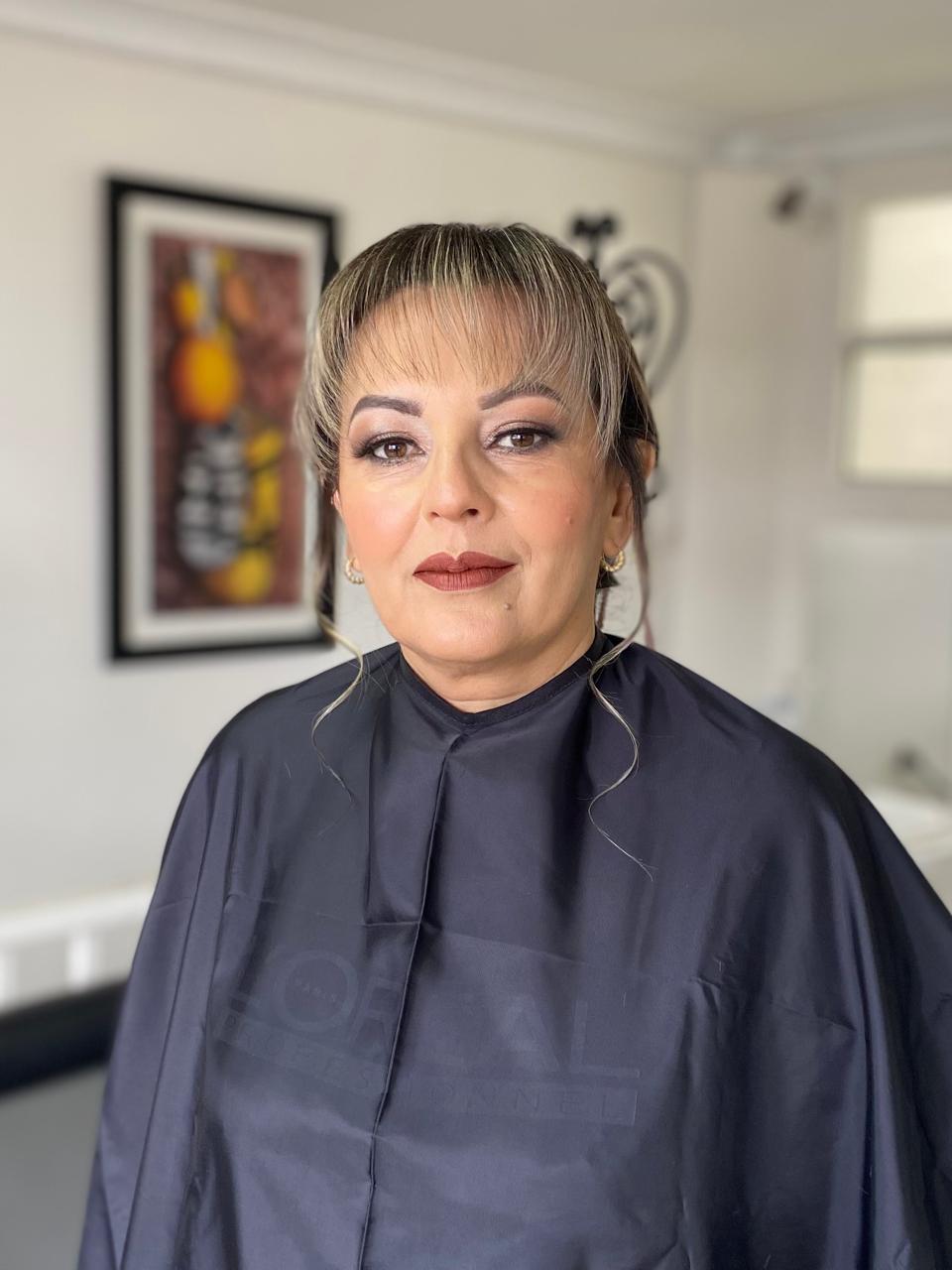 Clienta con maquillaje profesional en el salón