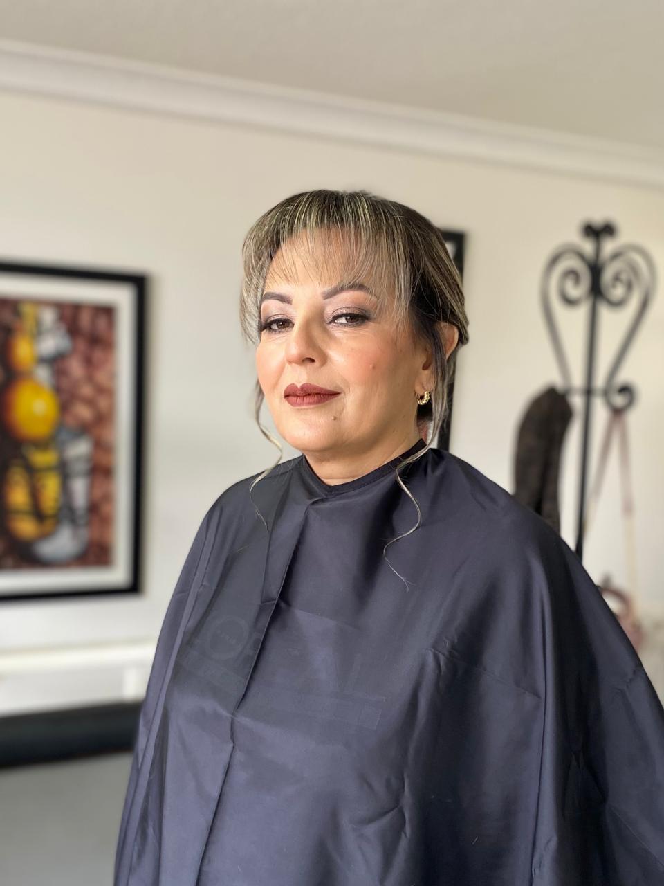 Retrato de clienta maquillada de perfil