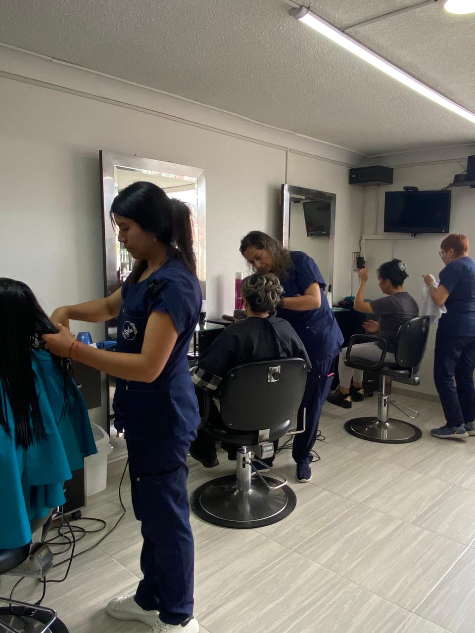 Equipo de estilistas atendiendo en el salón