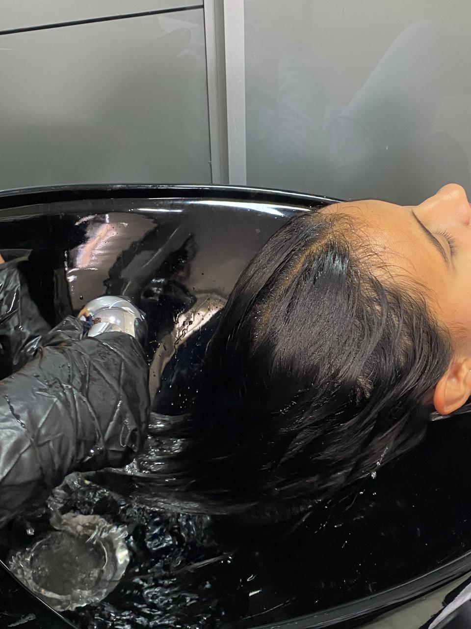 Enjuague de cabello en el salón