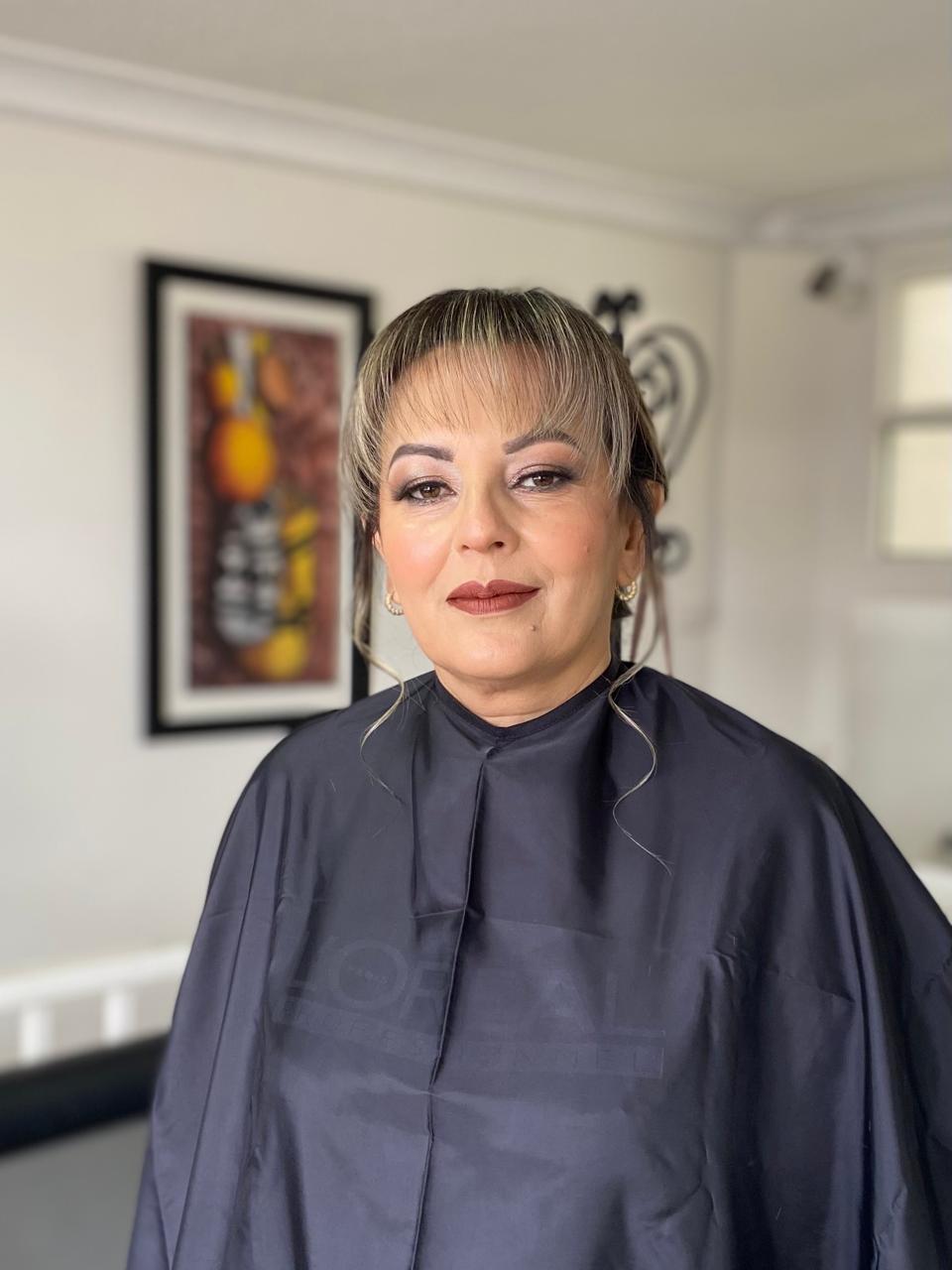 Clienta con maquillaje y peinado terminado