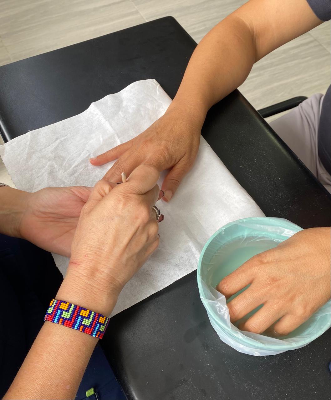 Servicio de manicure tradicional