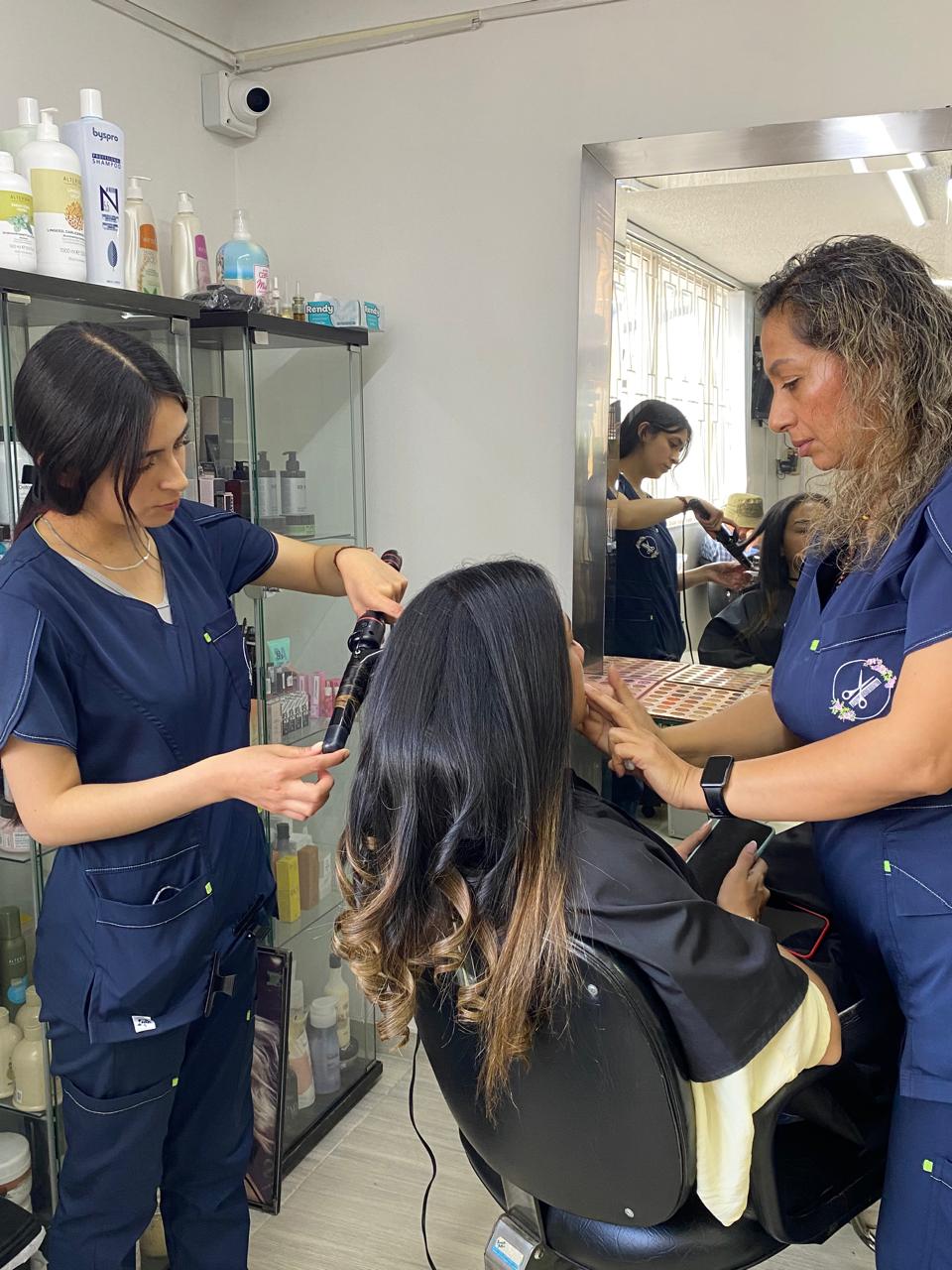 Rizado y maquillaje simultáneo a una clienta