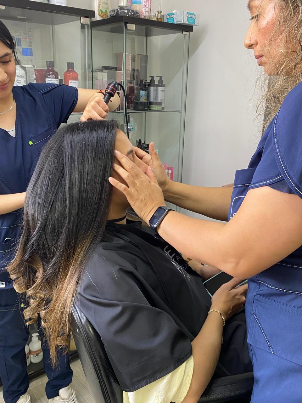 Rizado con maquillaje frente a paleta de sombras