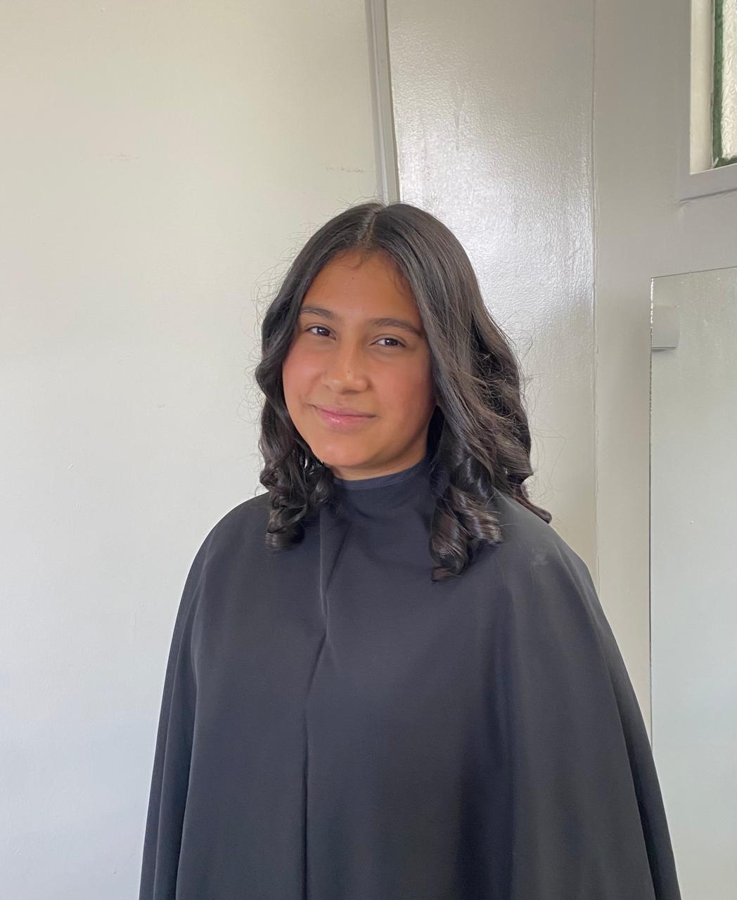 Retrato frontal de clienta con ondas suaves