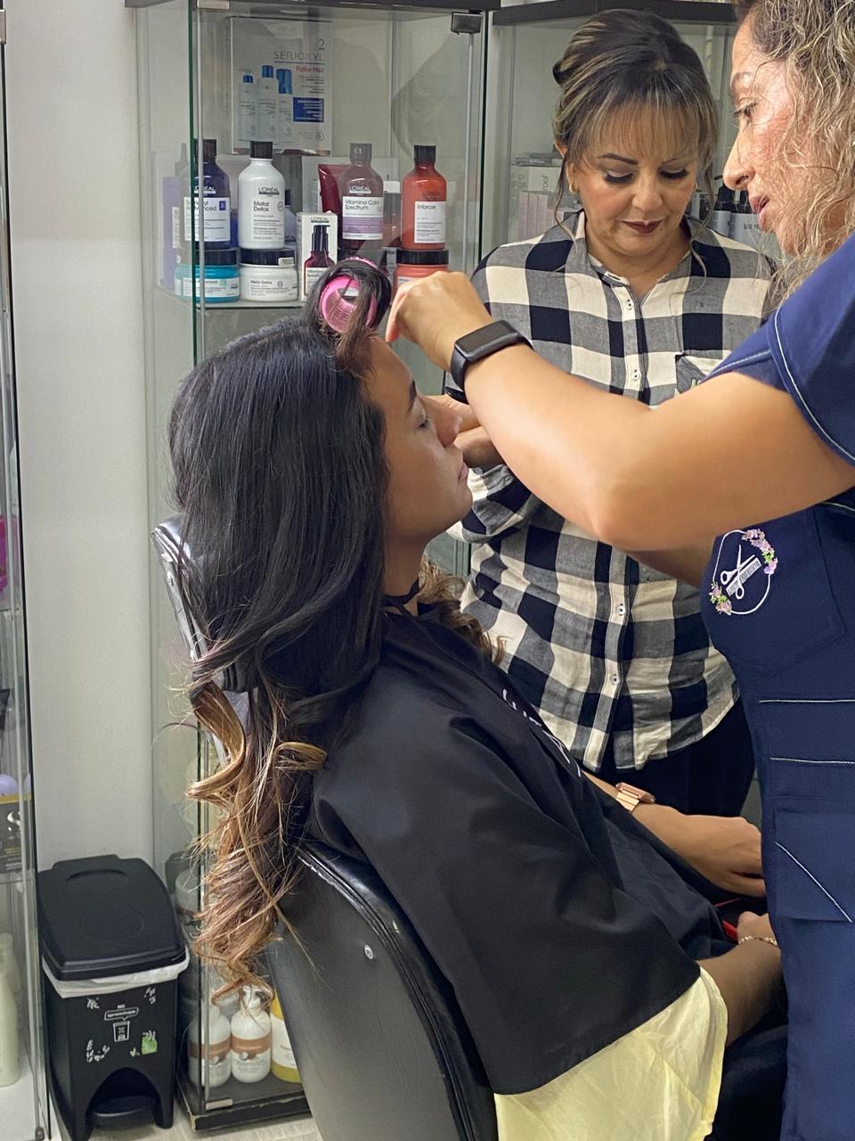 Maquillaje de clienta con balayage