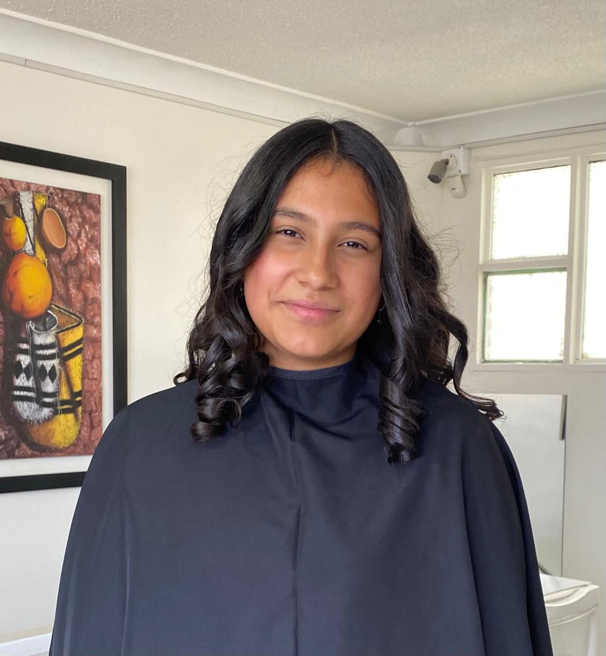 Clienta con ondas y maquillaje terminado