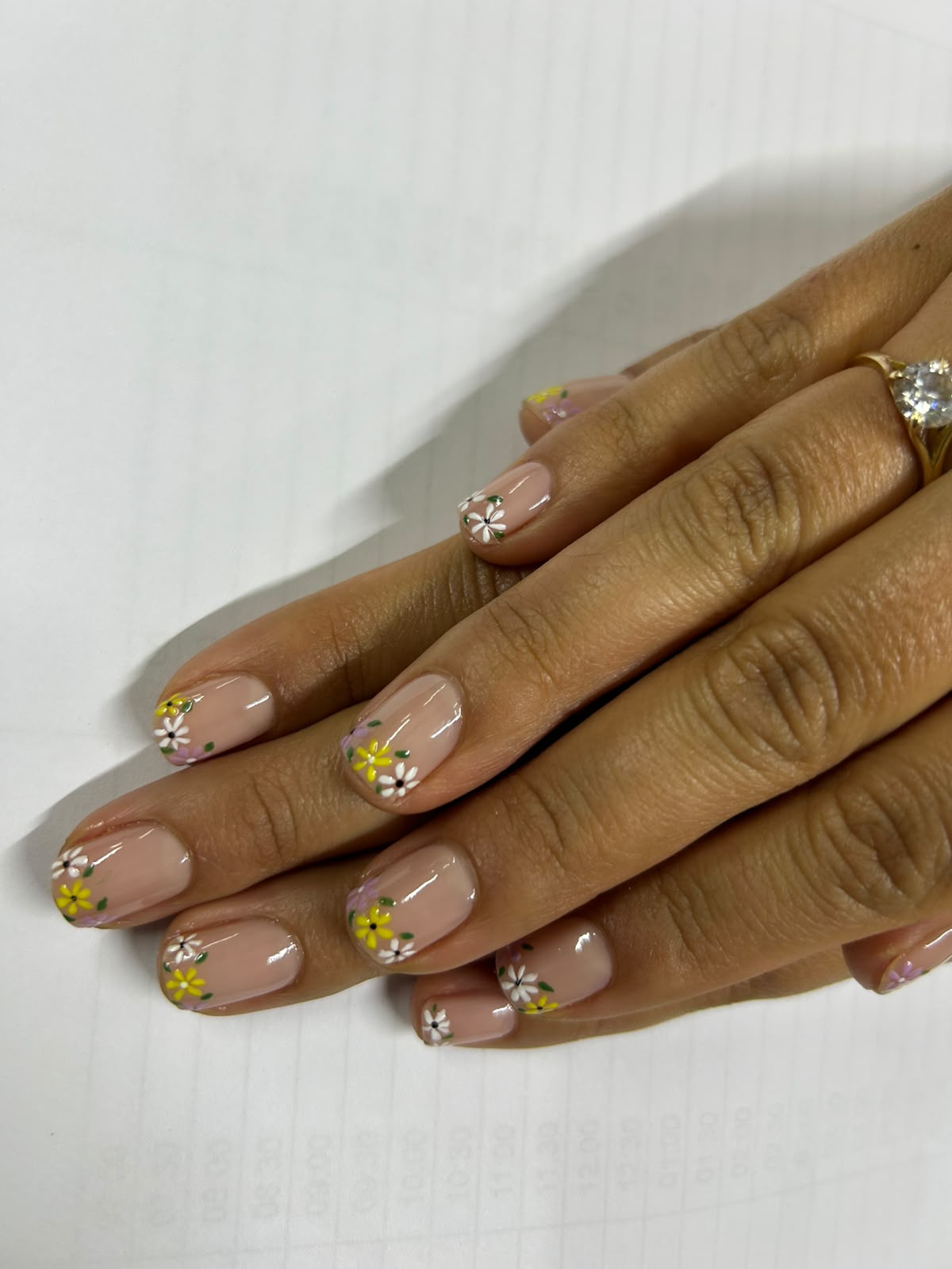 Manicure con diseño floral de margaritas