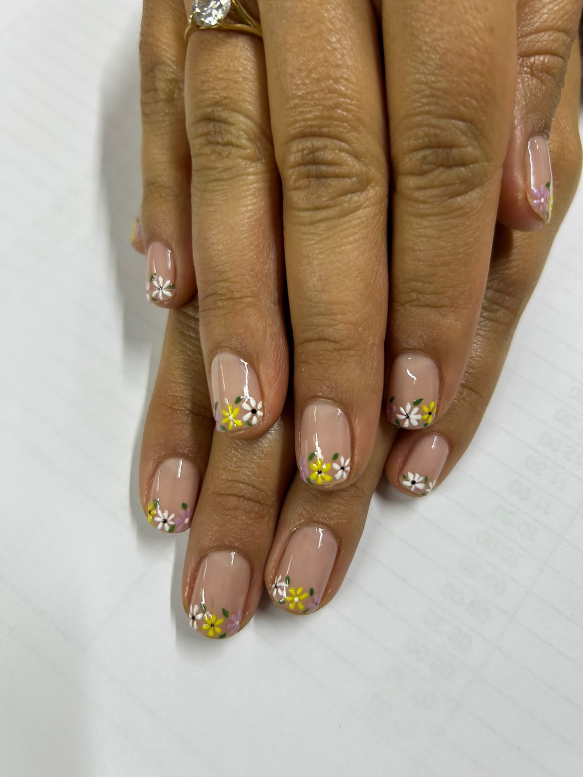 Manicure con diseño floral de flores